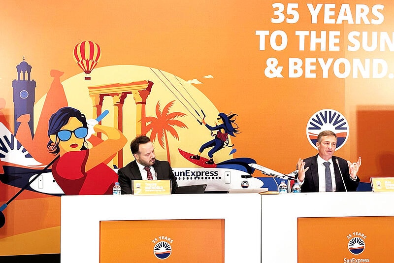 Männer im Anzug während einer Pressekonferenz