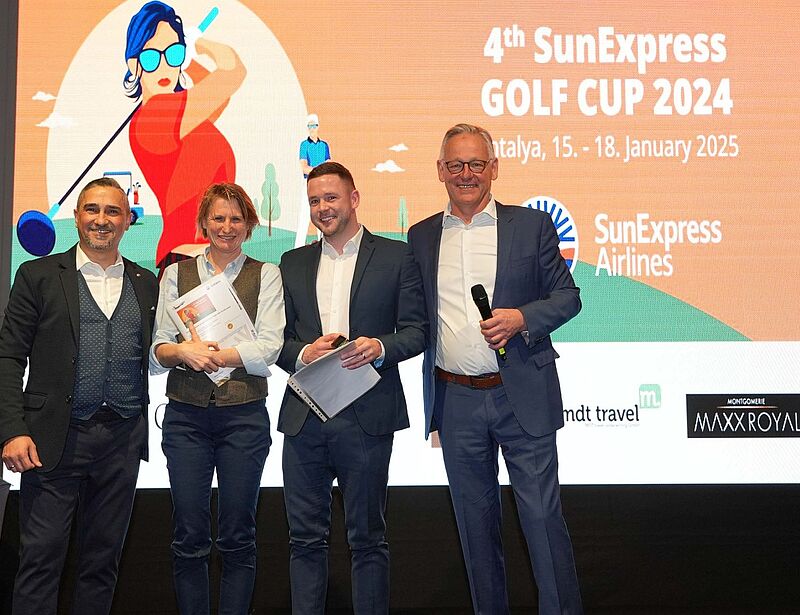 Lachende Menschen bei Preisverleihung auf einer Bühne