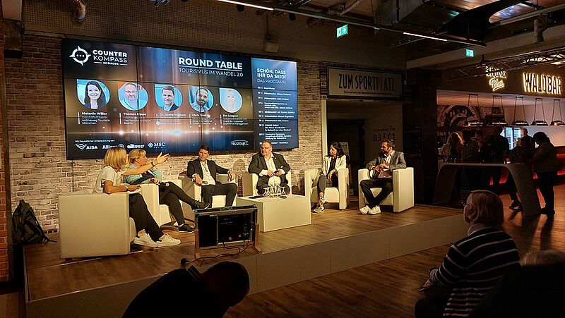 Round Table in der Alten Försterei in Berlin mit Diskutierenden