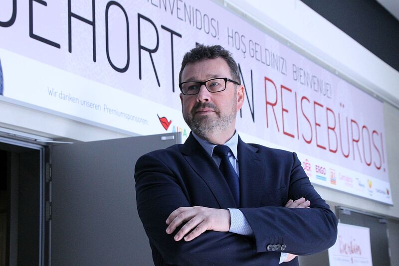 Manuel Molina blickt an der Kamera vorbei