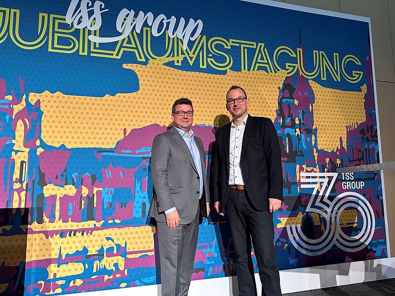 TSS-Gründer Manuel Molina Iinks mit Geschäftsführer Andre Seibt auf der Bühne der Jubiläumstagung in Dresden