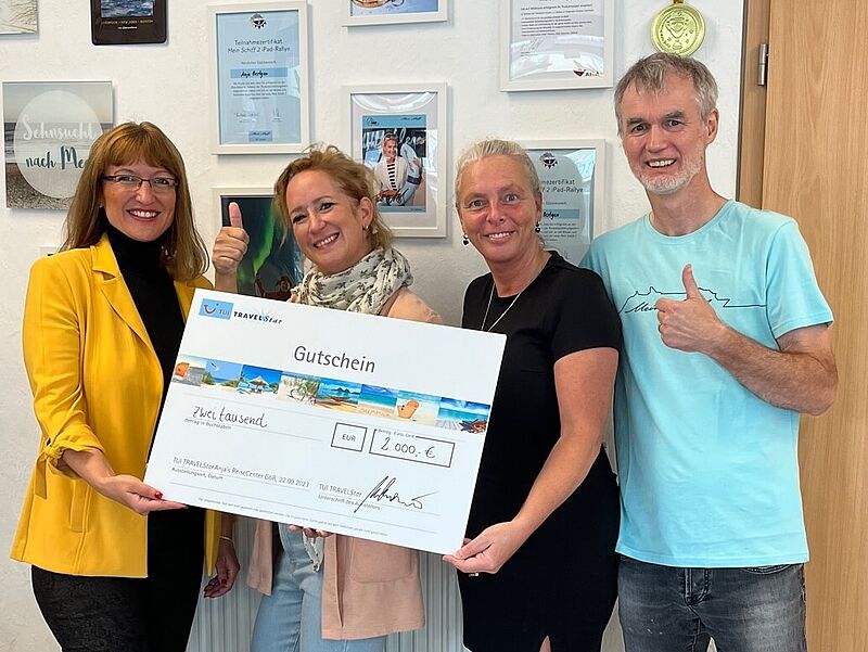 Die Gewinnerin Stefanie Reinartz (zweite von links) mit Andrea Heinrich, TTS-Außendienst (links) sowie Anja und Michael Bestgen von Anjas Reisecenter. Foto: TTS