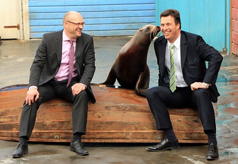 Sie leiten künftig den Zoo Hannover: Frank Werner und der derzeitige TUI-Manager Andreas Casdorff (rechts), im Bild mit Seelöwin „Pamela“