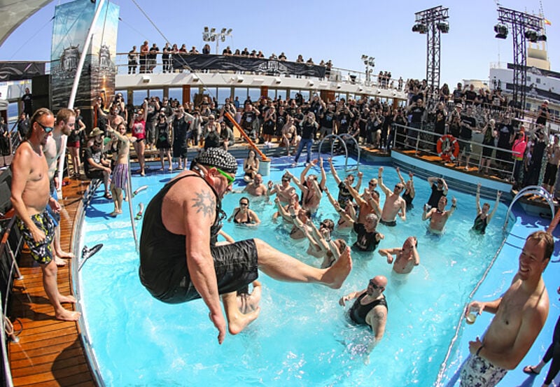 Rein in den Pool und dabei Metal hören