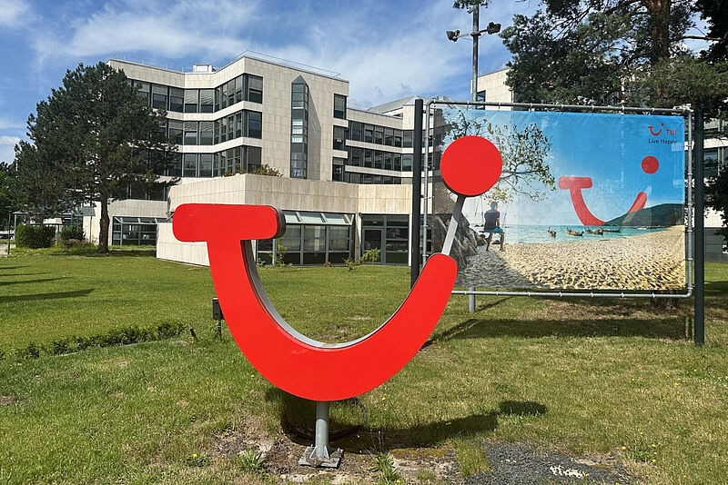Ein Firmenlogo des Reisekonzerns TUI steht vor der Konzernzentrale in Hannover.
