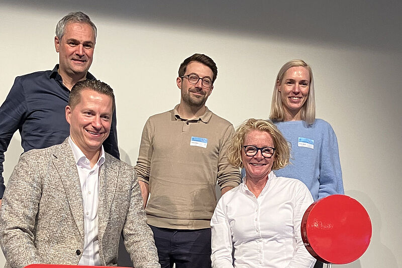 Benjamin Jacobi und Ilka Lauenroth (vorne) mit Christopher Presland (Marketing & CVM), Fabian Heuer (Filialen & Omnichannel) und Sarah Jatsch (Digital Produkt & Sales)