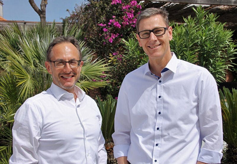 Take-Off-Chef Kurt Koch (links) mit Peter Wittmann, Chef des TUI-Filialvertriebs, auf der Jahrestagung in Portugal
