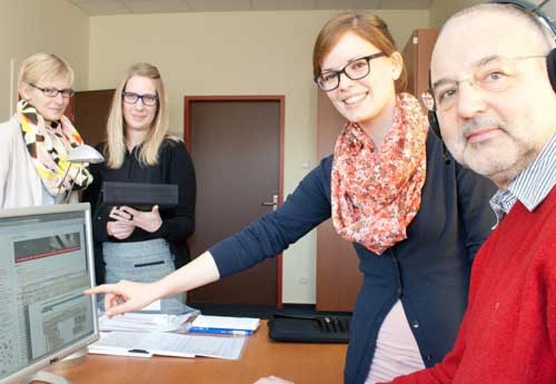 Mareke Tetz (2.v.r.) mit Professor Uwe Weithöner und dem Team des Online-Studiengangs
