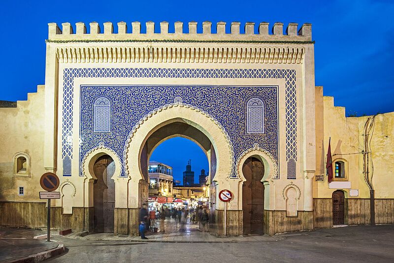 Mit blauem Stein verziertes Stadttor der Stadt Fes in Marokko zur blauen Stunde