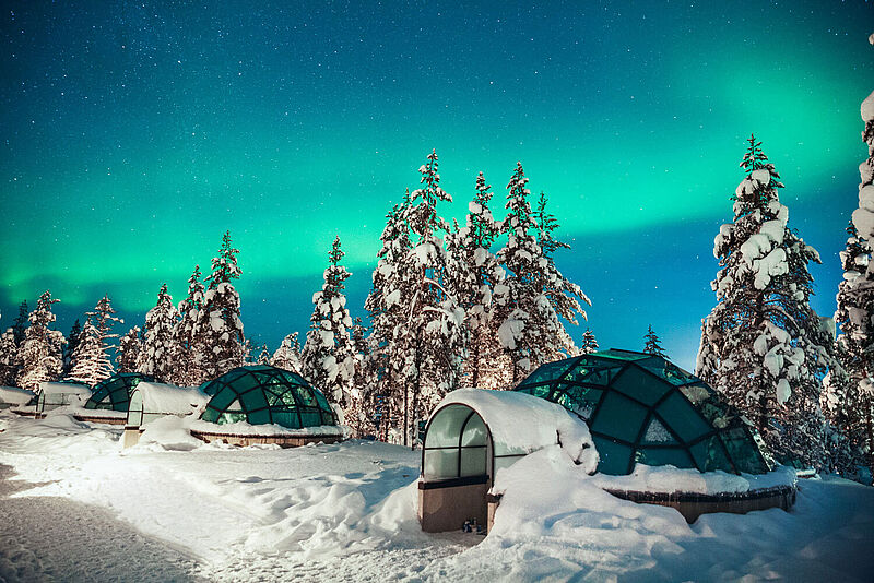 Im Kakslauttanen Arctic Resort in Finnland können Tuja-Gäste in Glas-Iglus übernachten