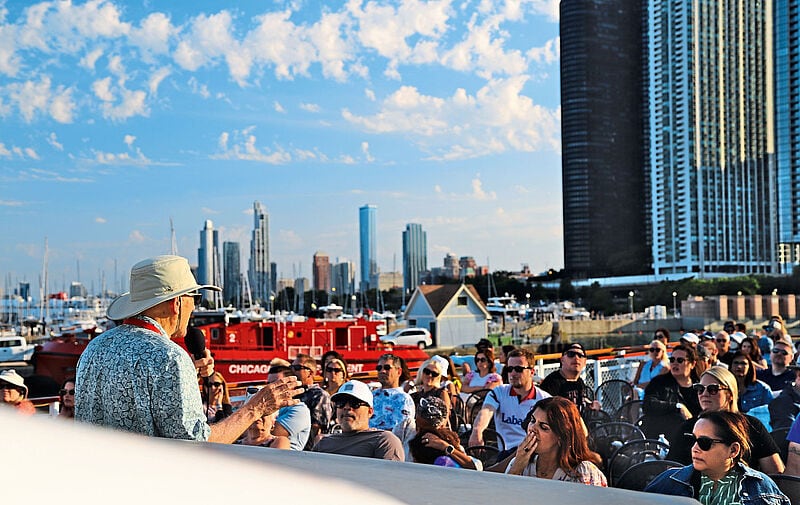 Chicago Skyline vom Seeufer, Radfahrer auf Uferpfad, Leihfahrräder im Vordergrund, grüne Parkfläche