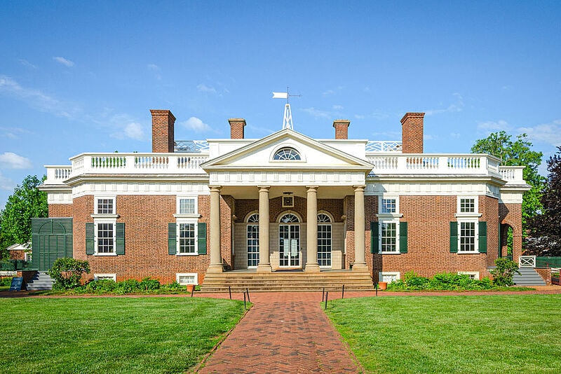 Das Herrenhaus von Monticello, Landsitz des früheren US-Präsidenten Thomas Jefferson, mit einer gepflegten Rasenfläche vor blauem Himmel an einem Sommertag