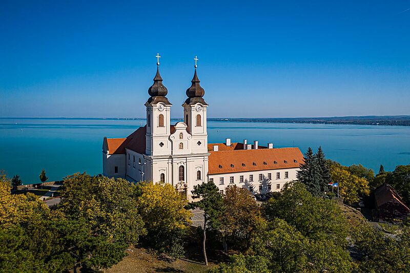 Schon von weitem ist die Abteikirche auf Tihany zu sehen