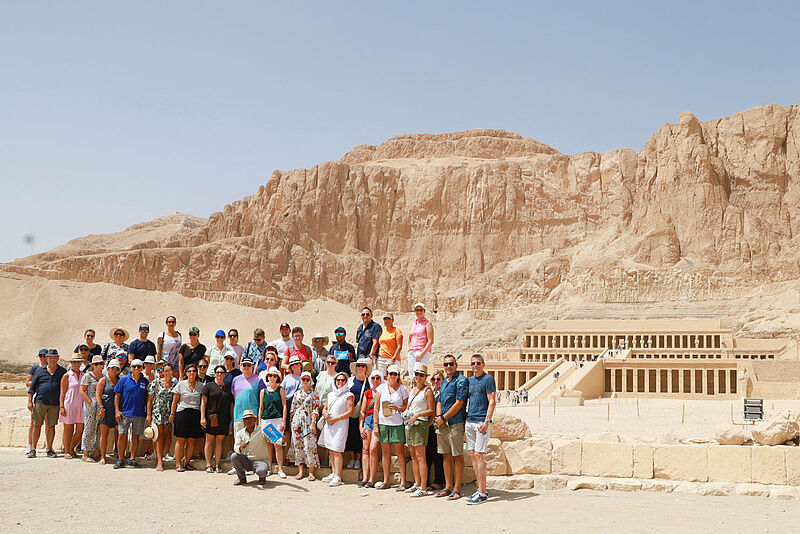Reisegruppe vor Hatschepsut-Tempel in Luxor bei blauem Himmel