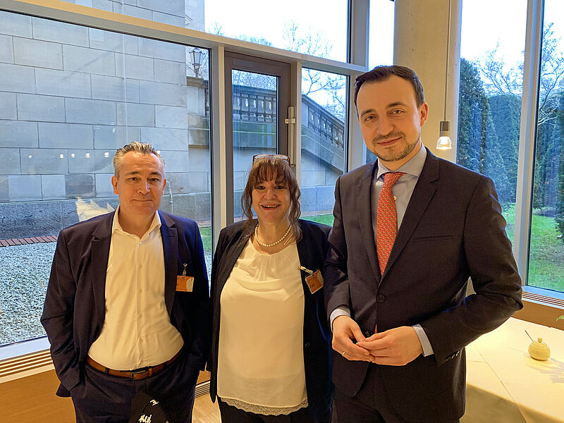 VIR-Chef Michael Buller, VUSR-Vorsitzende Marija Linnhoff und CDU-Generalsekretär Paul Ziemiak beim parlamentarischen Frühstück