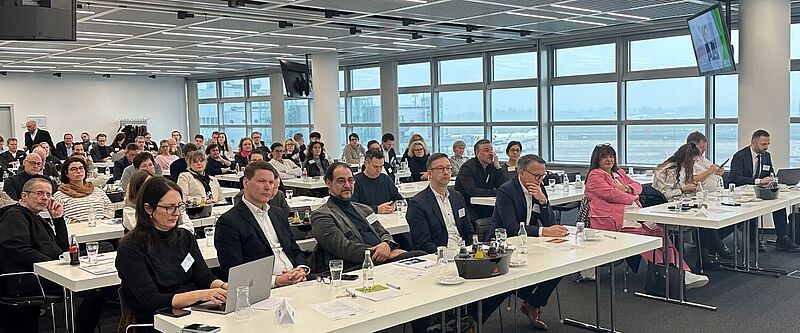 Menschen während einer Konferenz, aufmerksam zuhörend