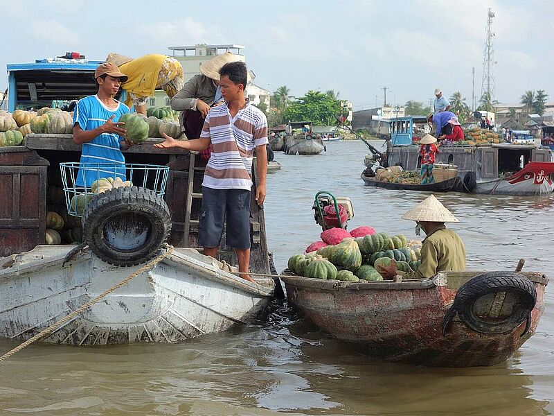 Deutsche Urlauber haben nun mehr Zeit, um Vietnam – im Bild die Floatings Markets im Mekong-Delta – zu erkunden. Foto: ah