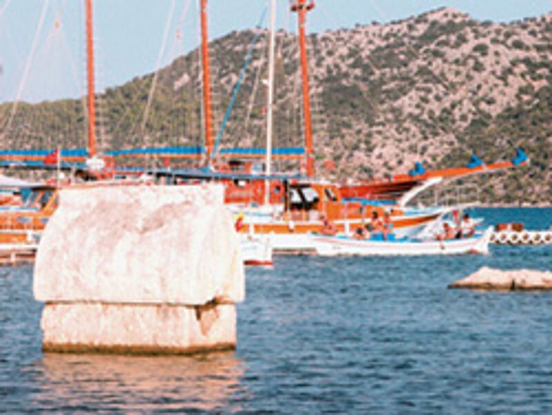 Vor Simena, das nur per Boot erreichbar ist, ragt ein Sarkophag aus dem Wasser.