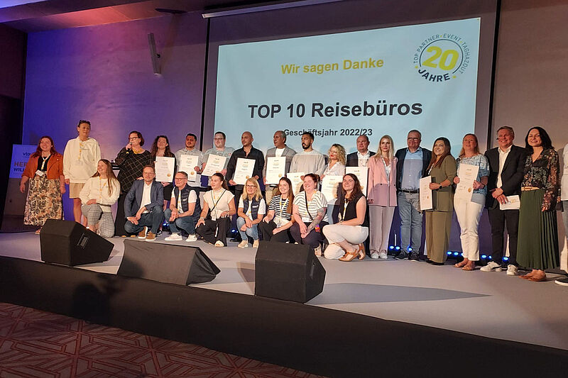 Die Top-Ten-Partner von Vtours auf der Bühne des Hilton Resorts Taghazout. Foto: Vtours