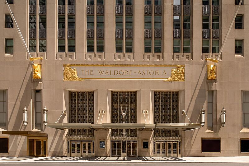 Gebäudeeingang. Über dem Eingang steht Waldorf Astoria New York