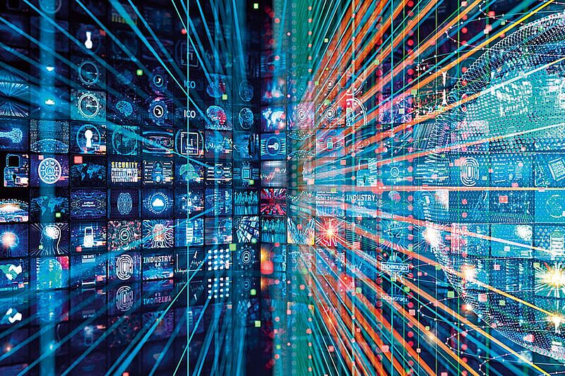 Digitale Visualisierung von Datenströmen und Bildschirmen mit Symbolen zu künstlicher Intelligenz, Sicherheit, Industrie 4.0 und Technologie; abstrakte Darstellung von Vernetzung und Online-Marketing.