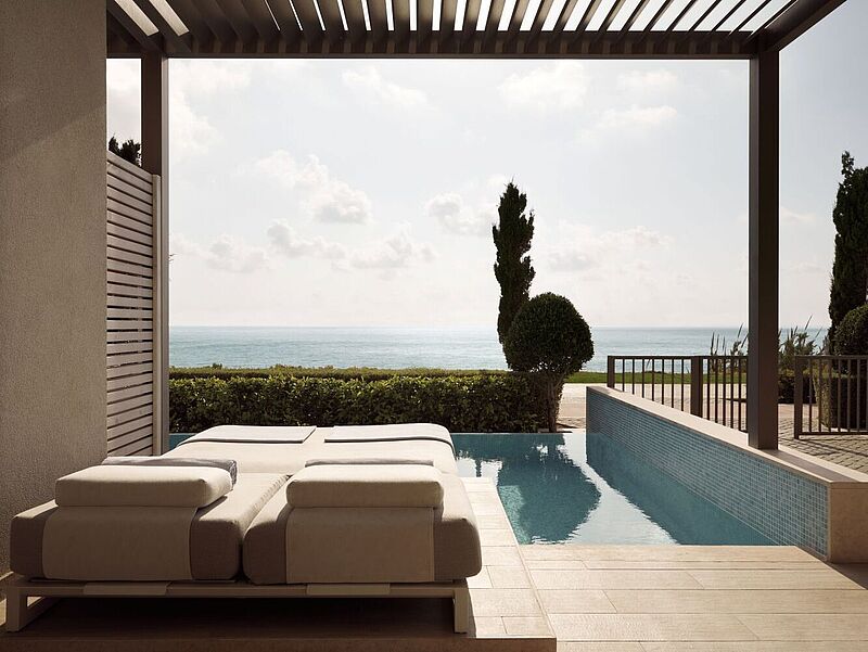 Luxuriöse private Terrasse mit Pool und Meerblick im Mare Resort in Paphos, Zypern – moderne Sonnenliegen, elegantes Design und mediterrane Landschaft für einen exklusiven Urlaub.
