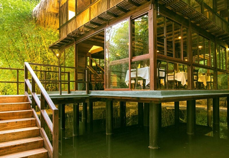 Im Stelzenbau inmitten der Wasserlandschaft liegt das Restaurant mit offener Glasfassade