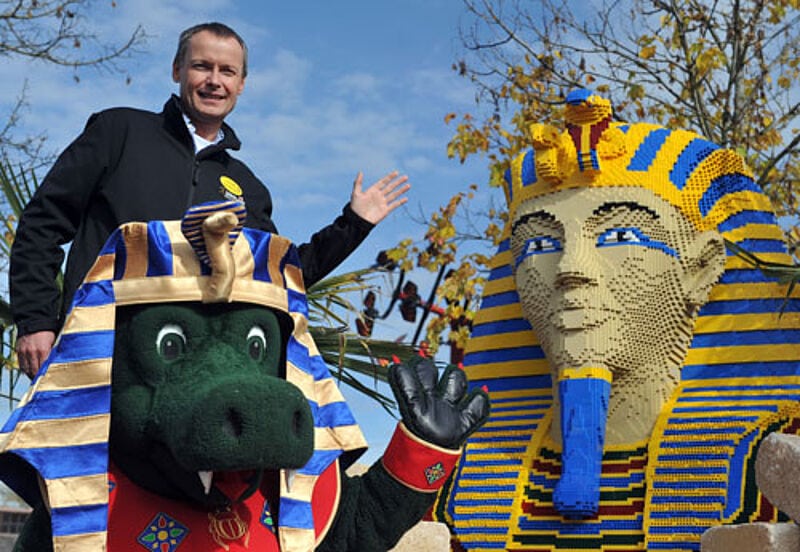 Legoland-Geschäftsführer Hans Aksel Pedersen und Parkmaskottchen Olli präsentieren das Wahrzeichen des neuen Areals „Reich der Pharaonen“ – einen Pharao aus Legosteinen