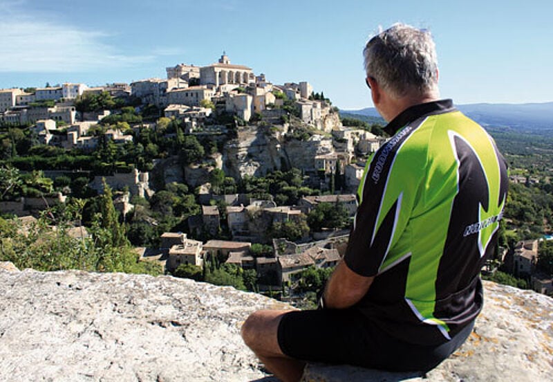 Heute wird es bergig: Blicke auf Gordes in der Morgensonne.