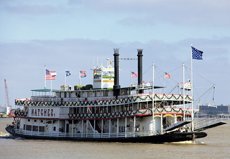 Eine Hafenrundfahrt mit dem Schaufelraddampfer „Natchez“.