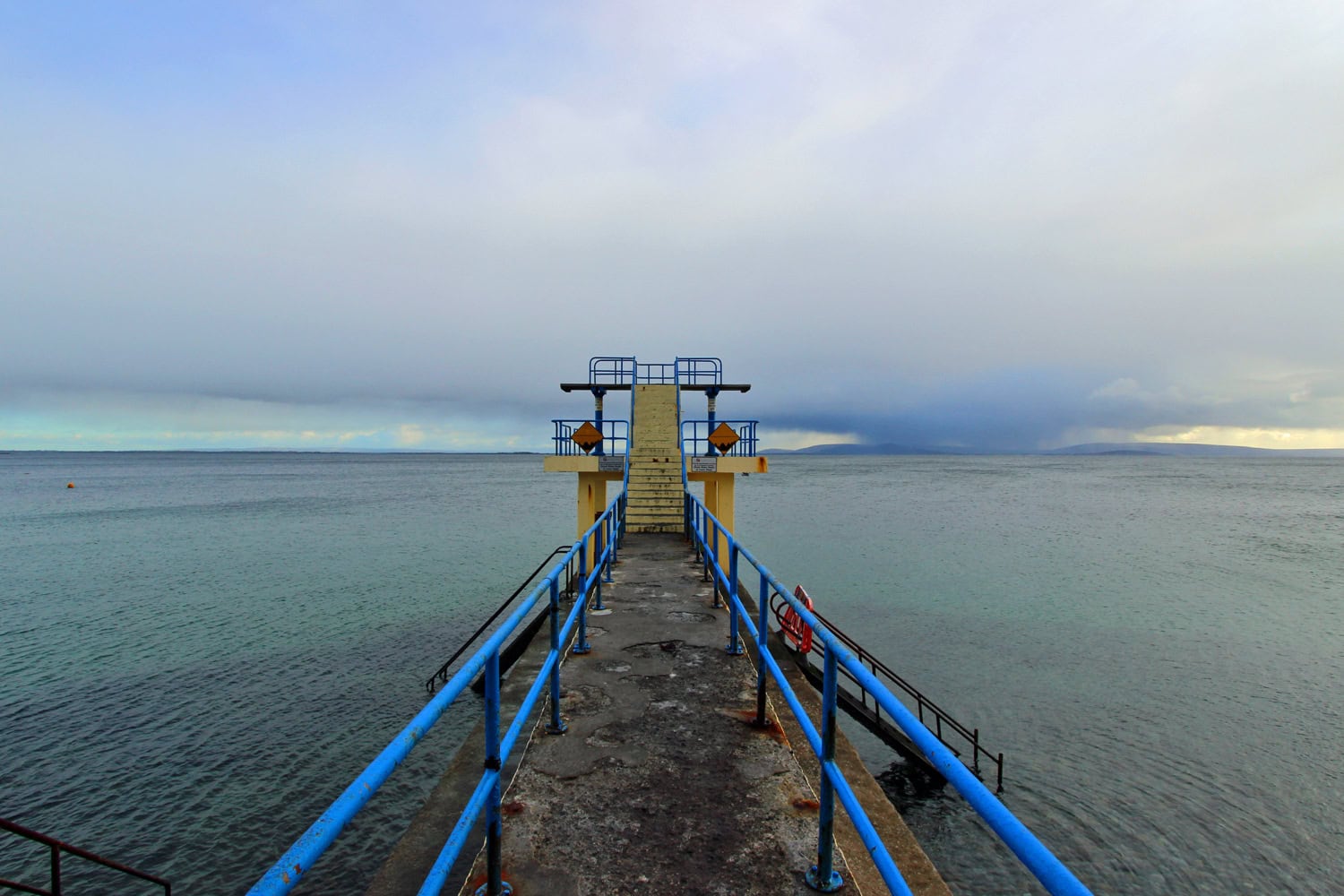 Nur zwei Kilometer von Galway entfernt liegt der Sprungturm Blackrock am Stadtbadestrand von Salthill