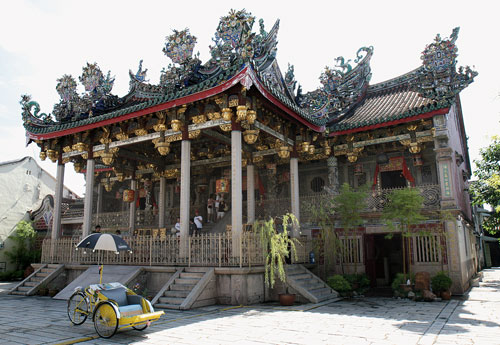 Neben chinesischen Pagoden stehen Hindu-Tempel und Moscheen. Fotos: mw