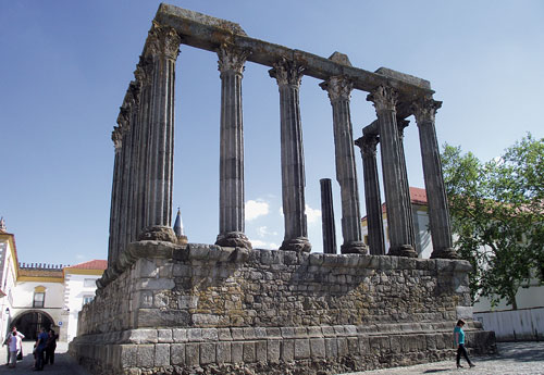 Ein antiker Römertempel ist heute das Wahrzeichen der Stadt. Fotos: cb