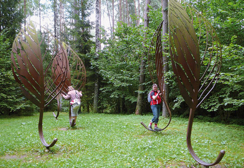 Das raue Klima hat Teile der Blätterskulptur mit Grünspan überzogen. Fotos: sps