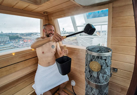 Schwitzen im Riesenrad: Eine der Gondeln des „Sky Wheel“ wurde zur Sauna umfunktioniert