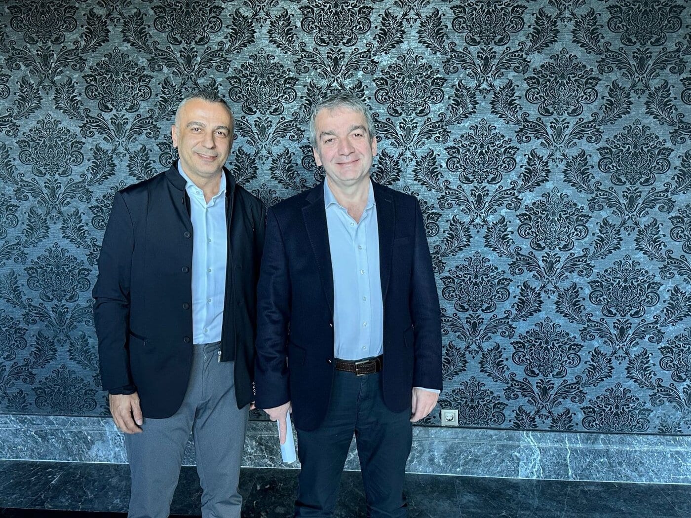 Murat Kizilsac (rechts) übergibt in Düsseldorf an Yasir Karacor