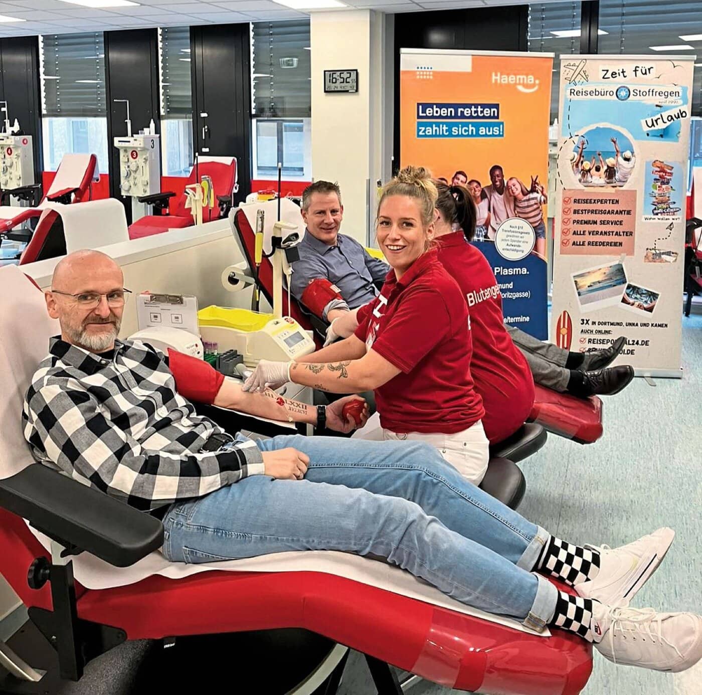 Michael Draeger und Jan-Dirk Hedt beim Blutplasmaspenden