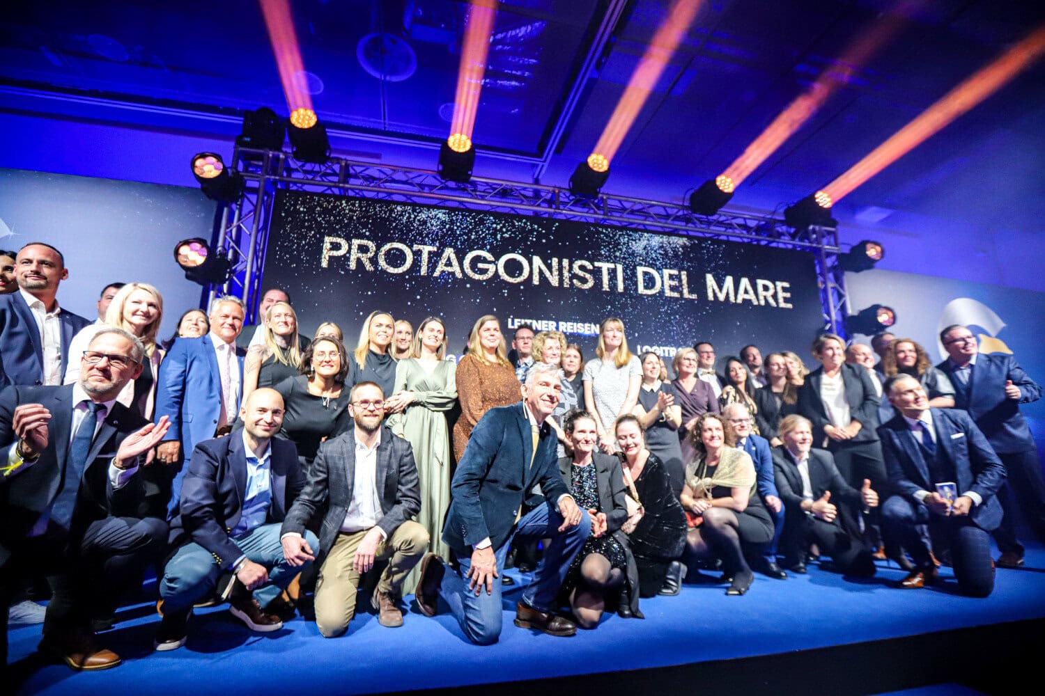 Menschen auf einer Bühne für ein Gruppenfoto während einer Preisverleihung