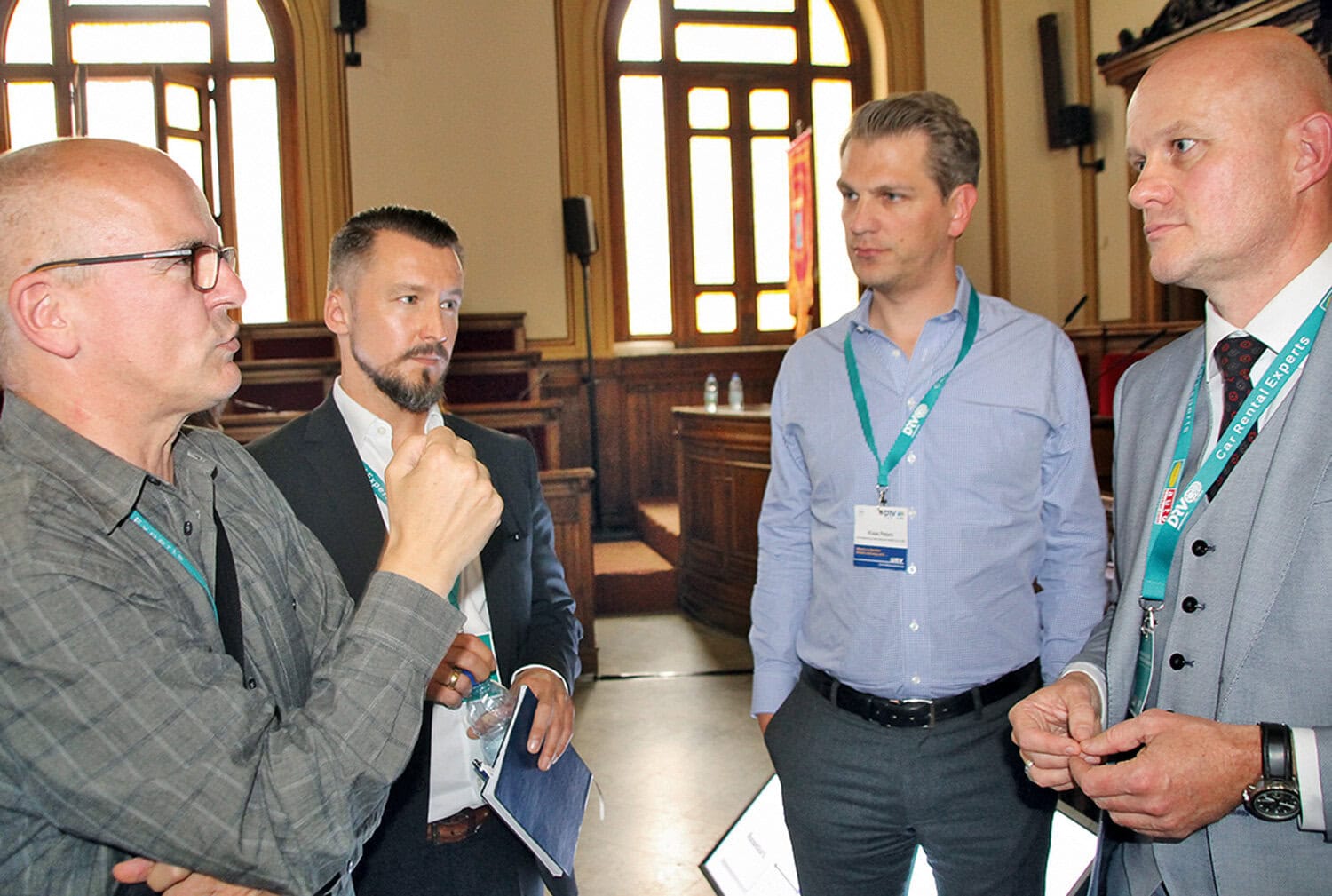 Fragen an den Experten (von links): Ralf-Gunnar Ludwig vom Reisebüro Astro Travel in Hannover, Jakov Dolic von der Zurich Versicherung und Schmetterling-Manager Klaas Peters im Gespräch mit Rechtsanwalt Florian Dukic