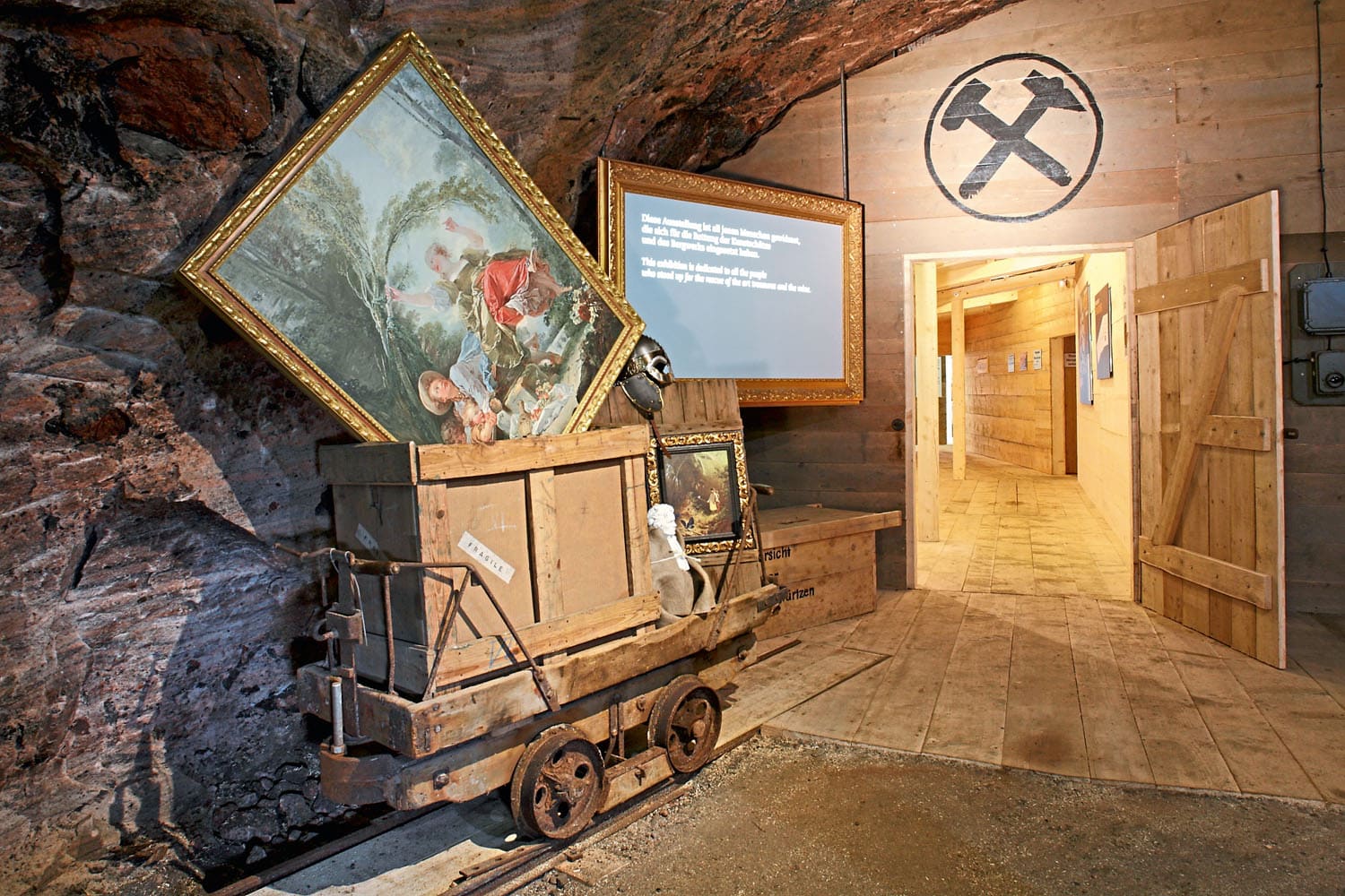 Eine Ausstellung im Salzstollen erinnert an die –filmreife ­Geschichte der Kunstretter