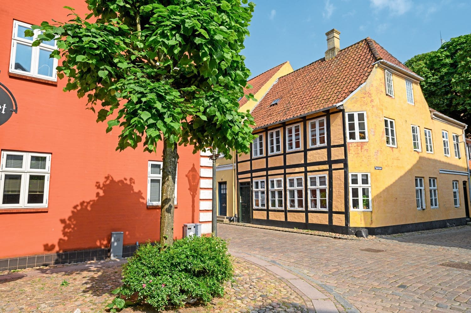 Weil der Zugang zur Nordsee verlandete, hat sich Ribe seinen frühneuzeitlichen Stadtkern mit viel Fachwerk und Kopfsteinpflaster erhalten