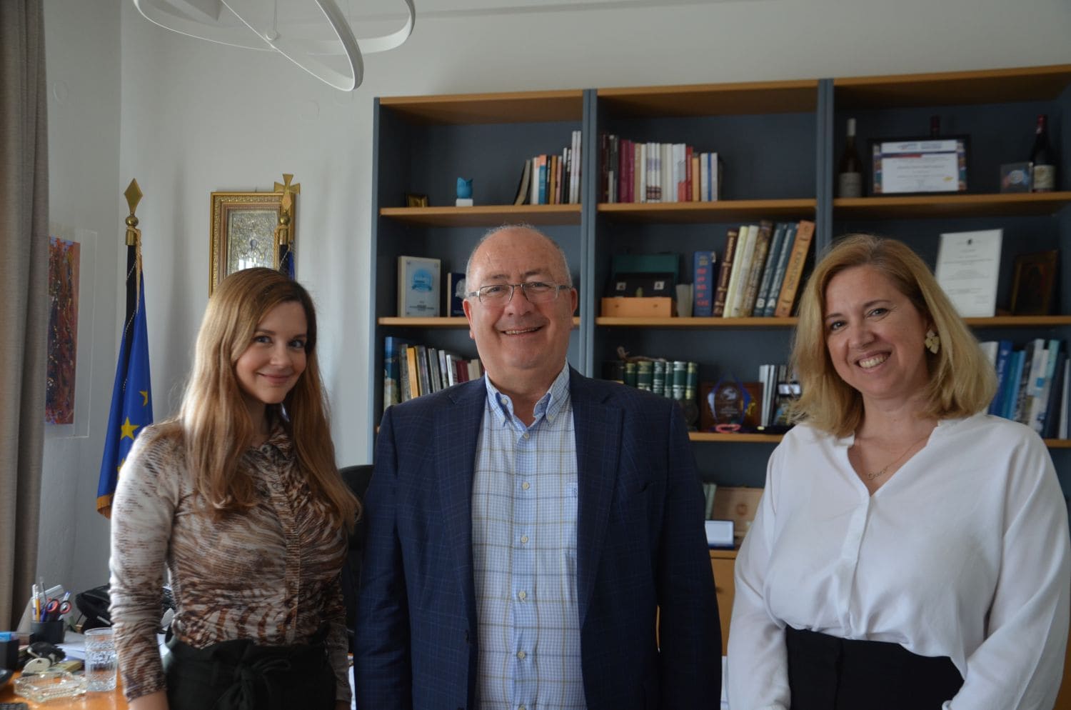 Zwei griechische Damen umrahmen einen Herrn