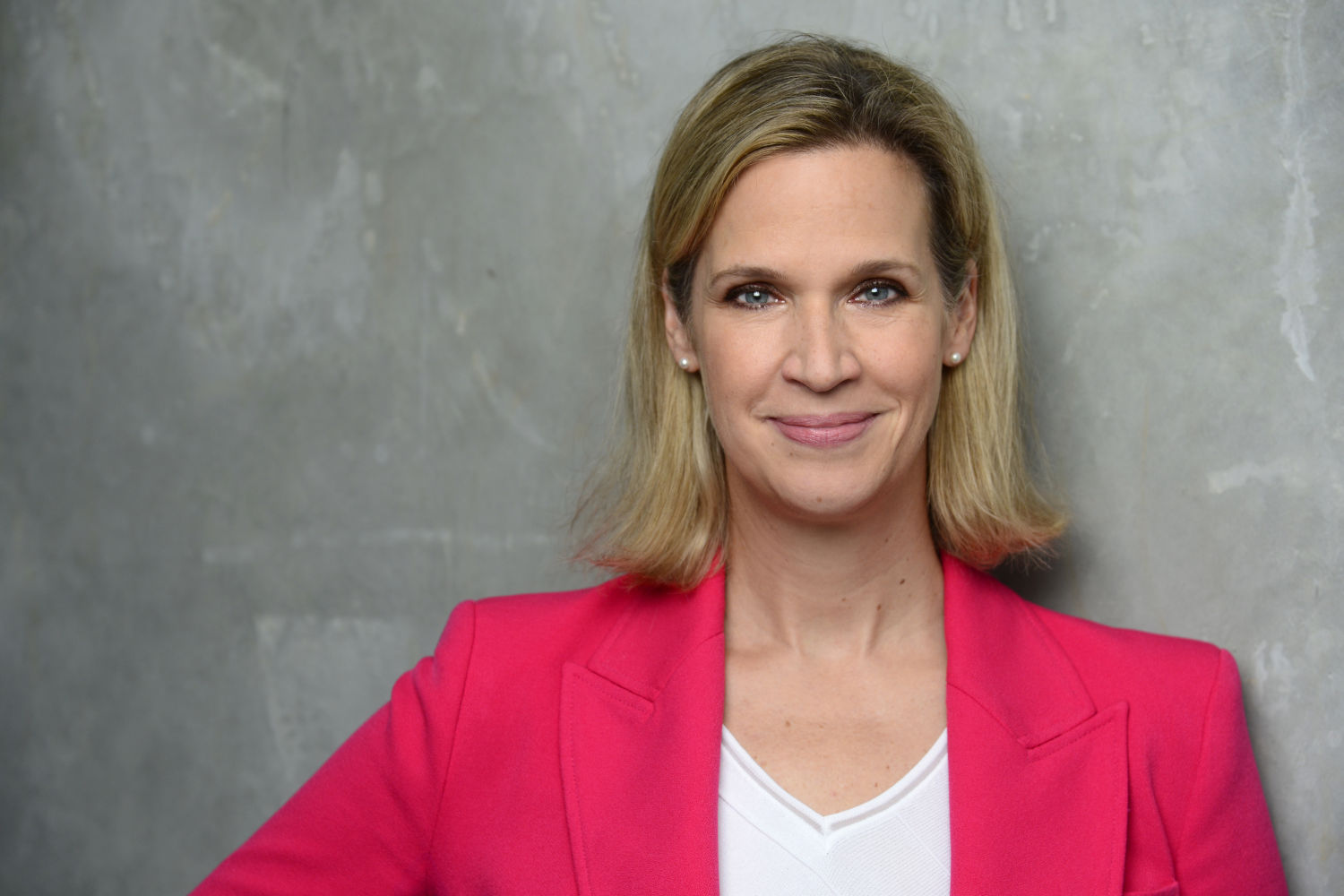 Porträt einer lächelnden blonden Managerin