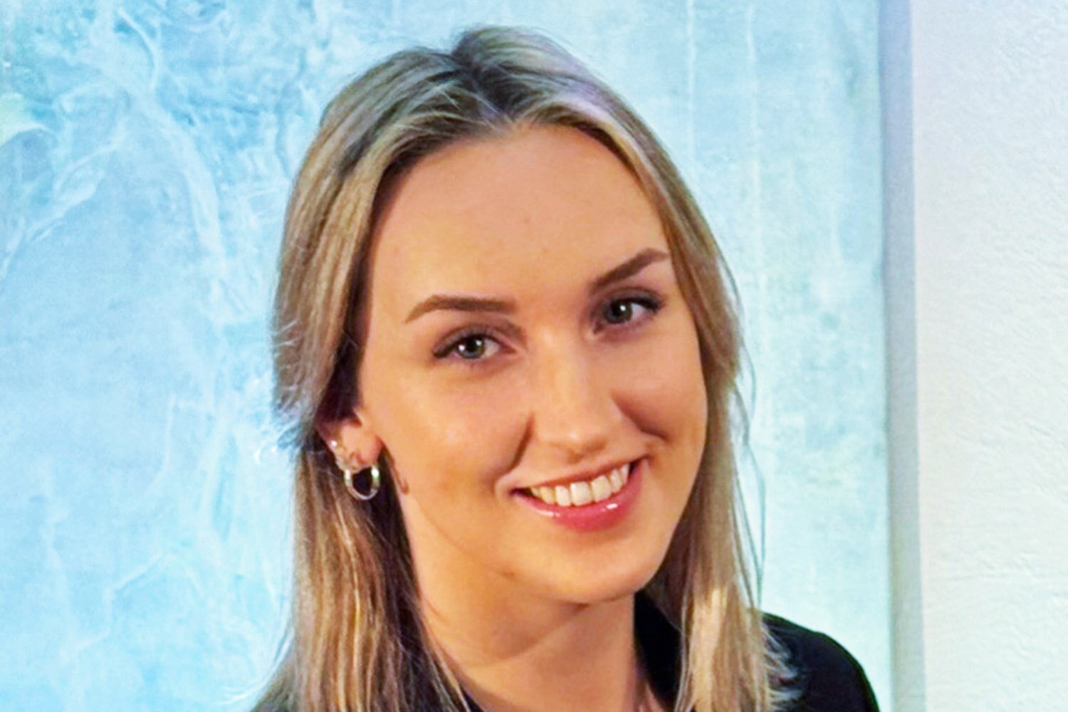 Porträtfoto einer lächelnden Frau