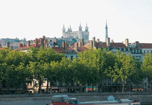 Die Stadt Lyon ist bei Tag und Nacht wunderschön.