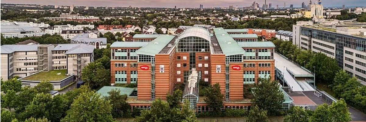 Die Dertour Zentrale in Frankfurt als Luftaufnahme