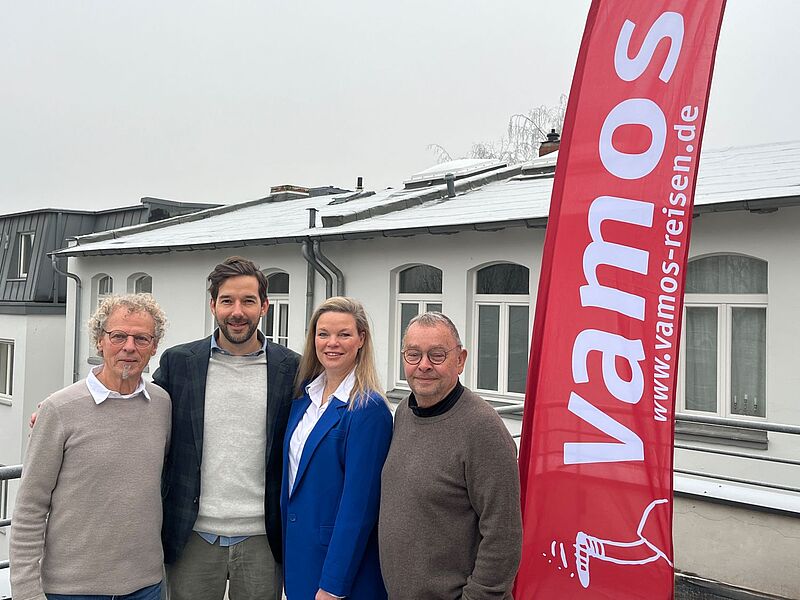 Gruppenaufnahme von Roger Schulze, Ambros Gasser, Constanze Köhler und Ulrich Mühlberger vor Gebäude
