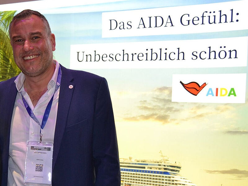 Manager vor Aida-Messewand