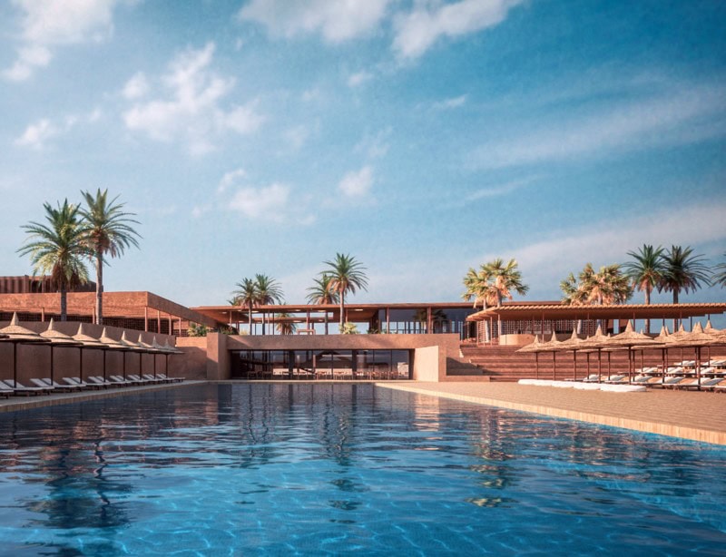 Ein langer Pool, im Hintergrund ein Gebäude