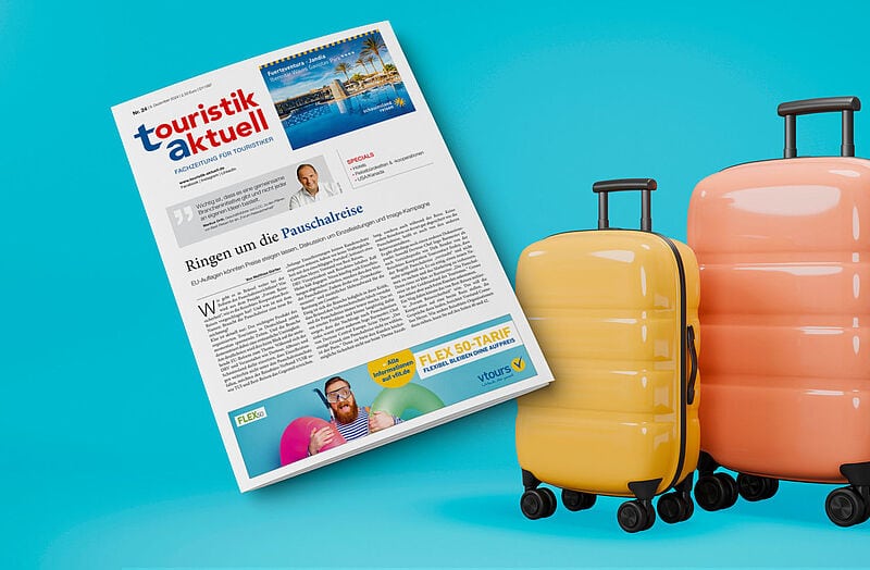 Tablet mit Zeitung touristik aktuell und Reisekoffern 